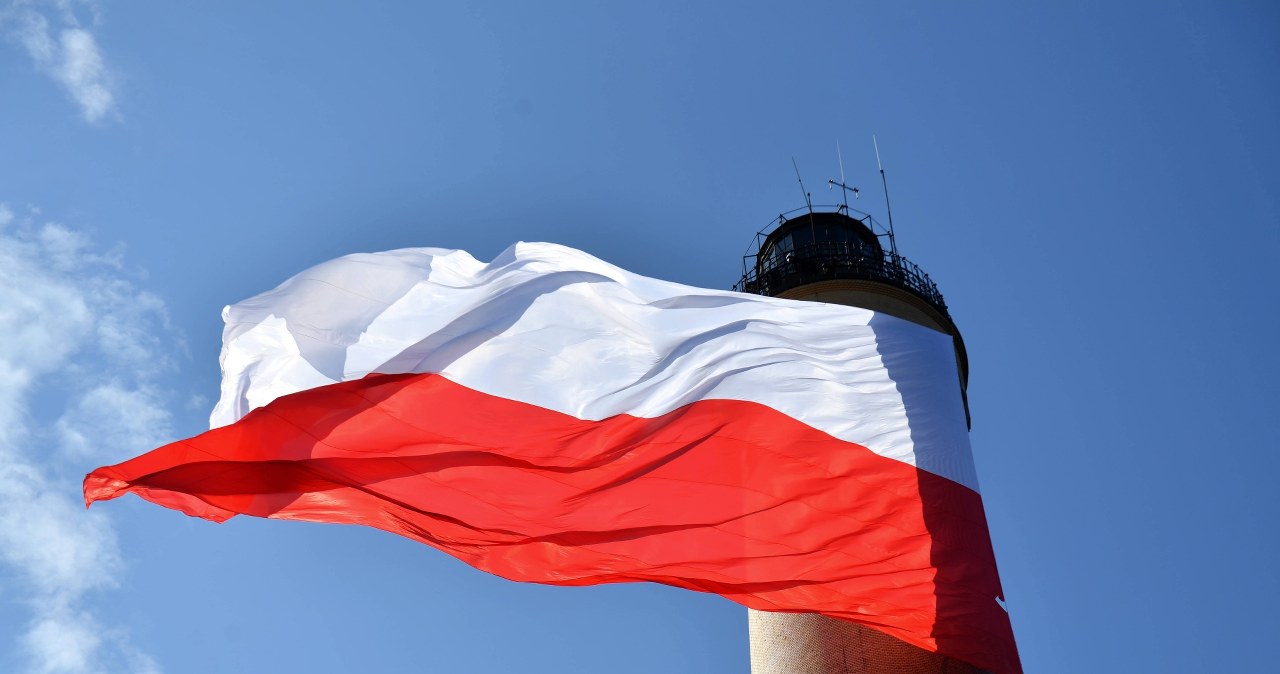 Ogromna flaga załopotała na latarni morskiej w Świnoujściu