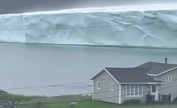 Ogromna góra lodowa u wybrzeży Kanady. Nagranie hitem sieci [WIDEO]