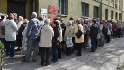 Ogromna kolejka przed przychodnią endokrynologii. "To oburzająca sytuacja"
