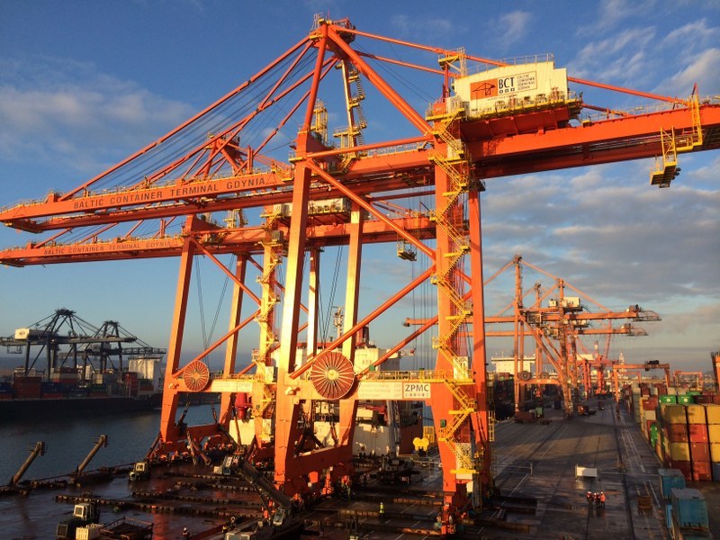 Ogromna suwnica służąca do przenoszenia kontenerów /Kuba Kaługa /RMF FM