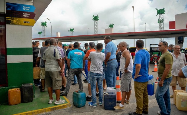 Ogromne braki paliwa. Tankowanie samolotów na wyspie zawieszone