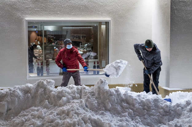 Ogromne opady śniegu w St. Moritz /JEAN-CHRISTOPHE BOTT /PAP/EPA