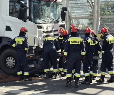 Ogromne utrudnienia na S8 w Warszawie. Zderzyły się 3 ciężarówki i bus