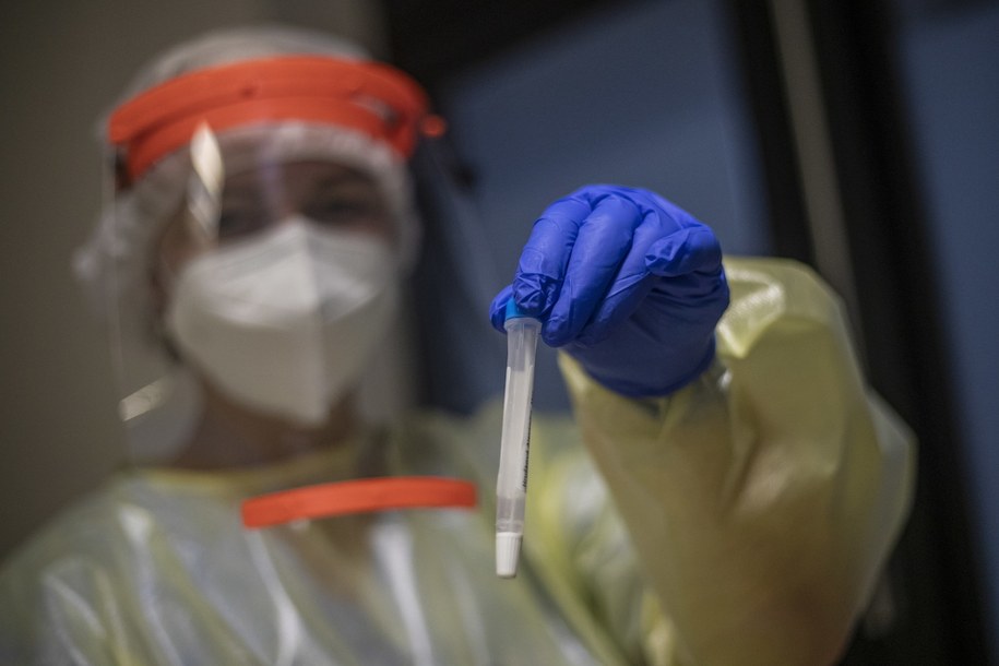 Ogromne zainteresowanie bezpłatnymi testami antygenowymi /Martin Divisek /PAP/EPA