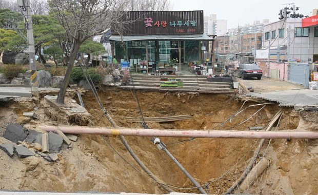 Ogromne zapadlisko na sześciopasmówce. Dramat w godzinach szczytu
