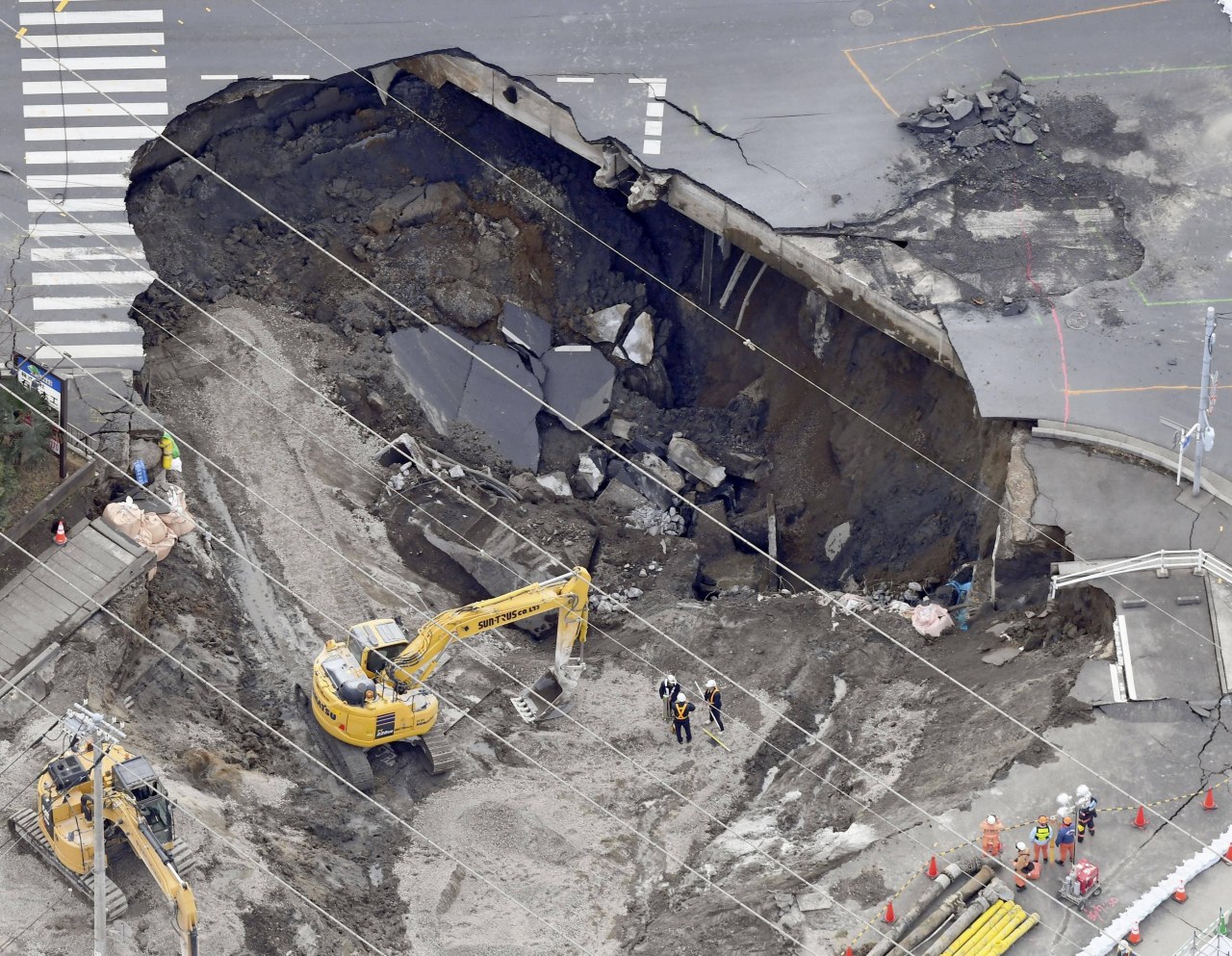 Ogromne zapadlisko pochłonęło ciężarówkę. Przełom po 2 tygodniach poszukiwań 