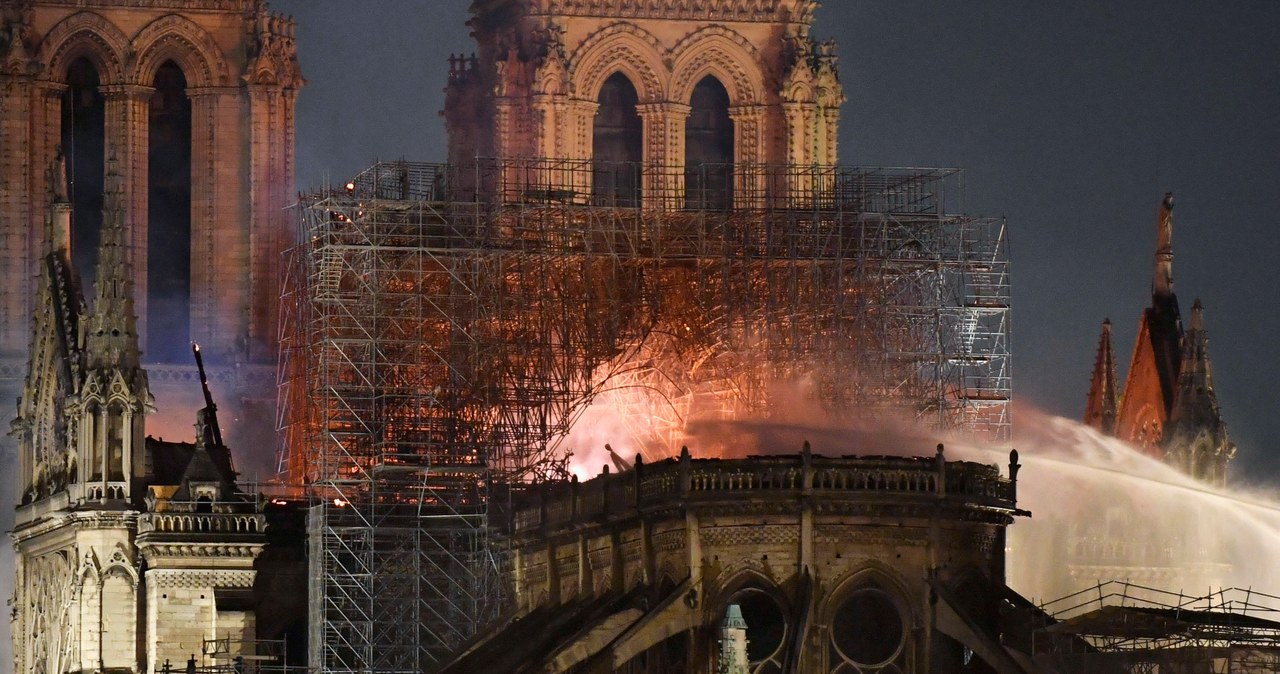 Ogromne zniszczenia katedry Notre Dame