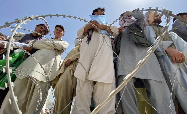 „Ogromny chaos w Kabulu”. UE wzywa do zaniechania przemocy [RELACJA]