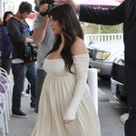 Ogromny dekolt ciężarnej Kardashian. Przytyła już 30 kg!