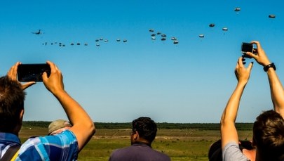 Ogromny desant pod Toruniem. Lądowanie ponad tysiąca spadochroniarzy