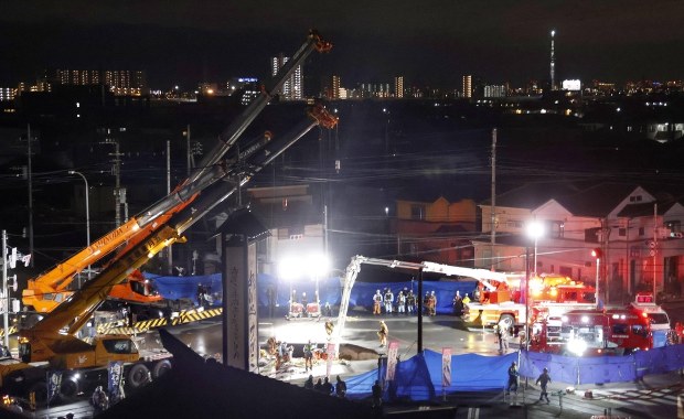 ​Ogromny lej pochłonął ciężarówkę. Kierowca utknął pod ziemią