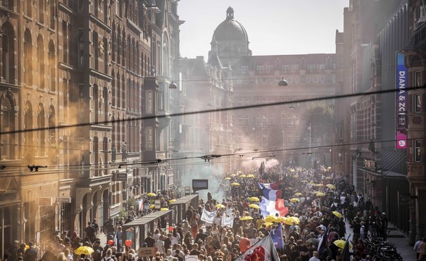 Ogromny marsz przeciwko obostrzeniom w Amsterdamie