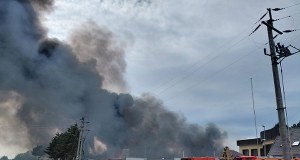 Ogromny pożar fabryki aerozoli. " Duże zadymienie. Zamknij okna i drzwi"