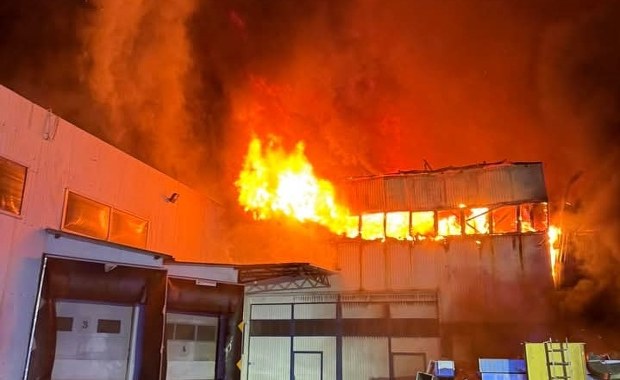 Ogromny pożar hali magazynowej w Kawęczynie. Z ogniem walczyło ponad stu strażaków