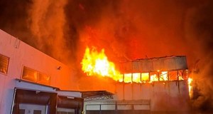 Ogromny pożar hali magazynowej w Kawęczynie. Z ogniem walczyło ponad stu strażaków