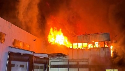 Ogromny pożar hali magazynowej w Kawęczynie. Z ogniem walczyło ponad stu strażaków