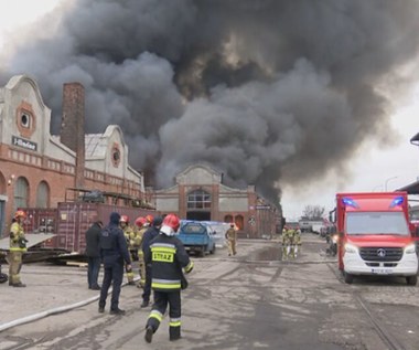 Ogromny pożar hali w Gdańsku. W akcji kilkadziesiąt zastępów strażaków