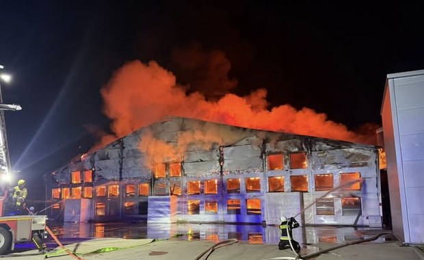 ​Ogromny pożar kurnika w Fałkowicach. W środku dziesiątki tysięcy zwierząt