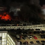 Ogromny pożar na lotnisku w Luton. Odwołano wszystkie loty