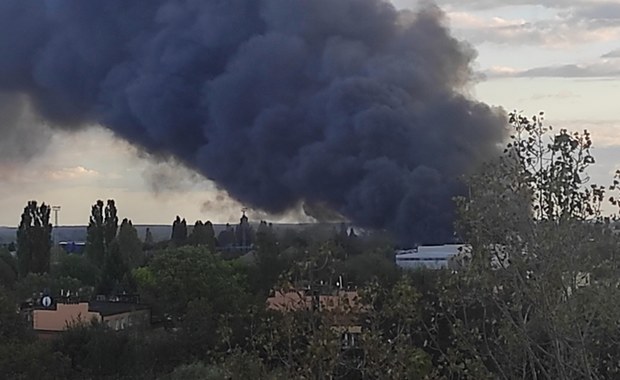 Ogromny pożar składowiska odpadów i hali w Piotrkowie. Trwa dogaszanie ognia