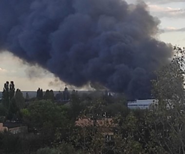 Ogromny pożar składowiska odpadów i hali w Piotrkowie. Trwa dogaszanie ognia