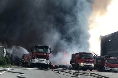 Ogromny pożar składowiska odpadów w Zgierzu. Strażacy w akcji