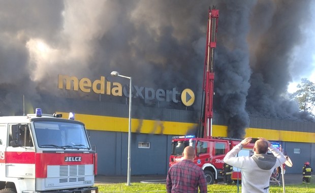 Ogromny pożar sklepu w Nowym Sączu. Strażacy walczyli z ogniem ponad 5 godzin 