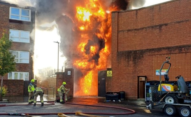 Ogromny pożar w Londynie. 100 strażaków w akcji, apel do mieszkańców