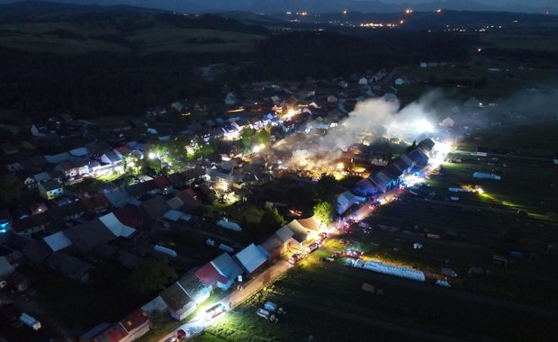 Ogromny pożar w Nowej Białej. Spłonęły domy i budynki gospodarcze