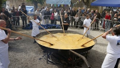 Ogromny smażony omlet. Niezwykła tradycja wielkanocna we francuskim miasteczku 