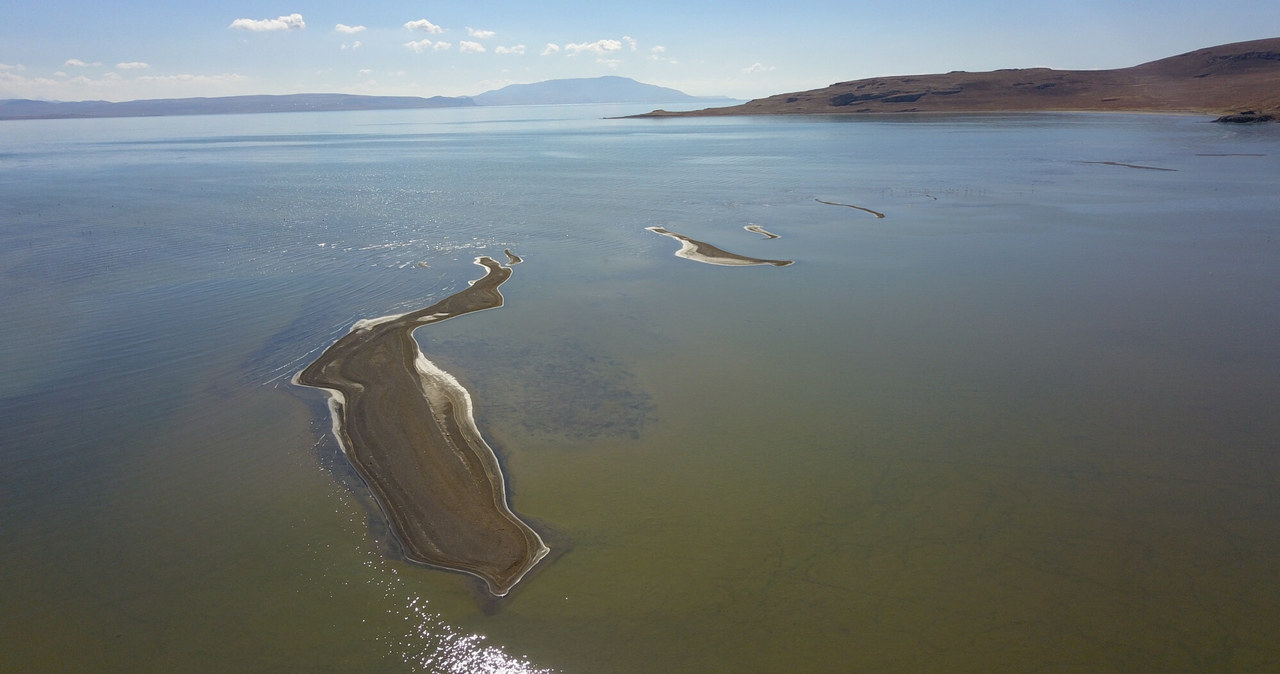 Ogromny spadek wód w jeziorze Wan odsłonił wiele wysp /AA/ABACA/Abaca /East News