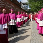 ​Ogromny spadek zaufania do Kościoła w sondażu IBRiS. Biskup: Biję się w piersi