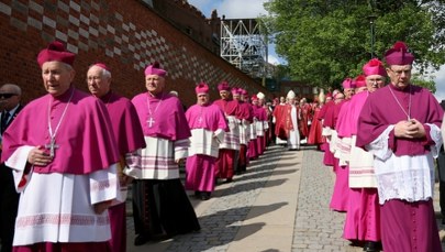 ​Ogromny spadek zaufania do Kościoła w sondażu IBRiS. Biskup: Biję się w piersi