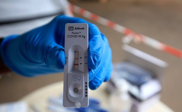 Ogromny wzrost infekcji w Holandii. Wraca część obostrzeń