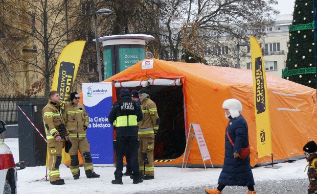 "Ogrzej się". Bezpłatne autobusy grzewcze i namioty z herbatą w stolicy