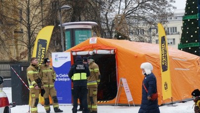 "Ogrzej się". Bezpłatne autobusy grzewcze i namioty z herbatą w stolicy
