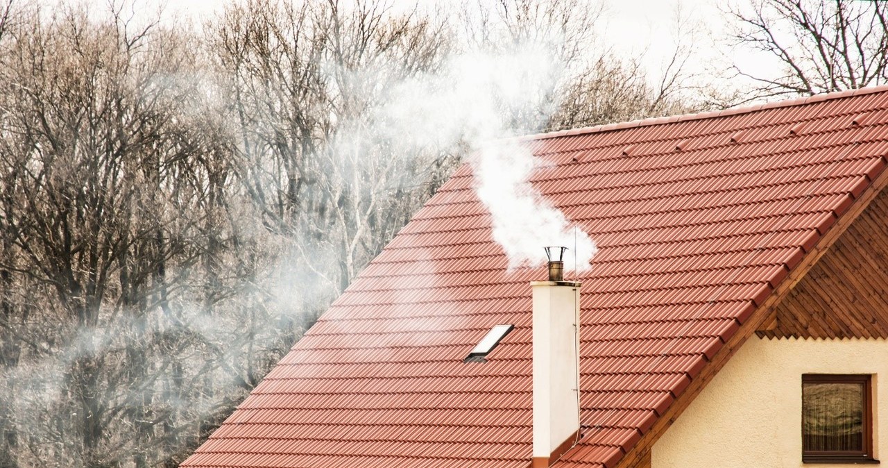 Ogrzewanie kominkowe nie jest wcale tak ekologiczne, jak mogłoby się wydawać /123RF/PICSEL
