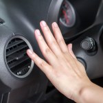 Ogrzewanie włączone, a na zakrętach leci zimne powietrze. Dlaczego tak jest?