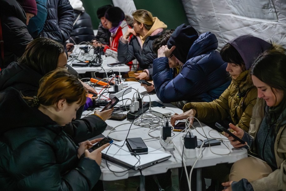 Ogrzewany namiot w Kijowie, gdzie można naładować telefon i inne urządzenia /Vladyslav Musiienko /PAP