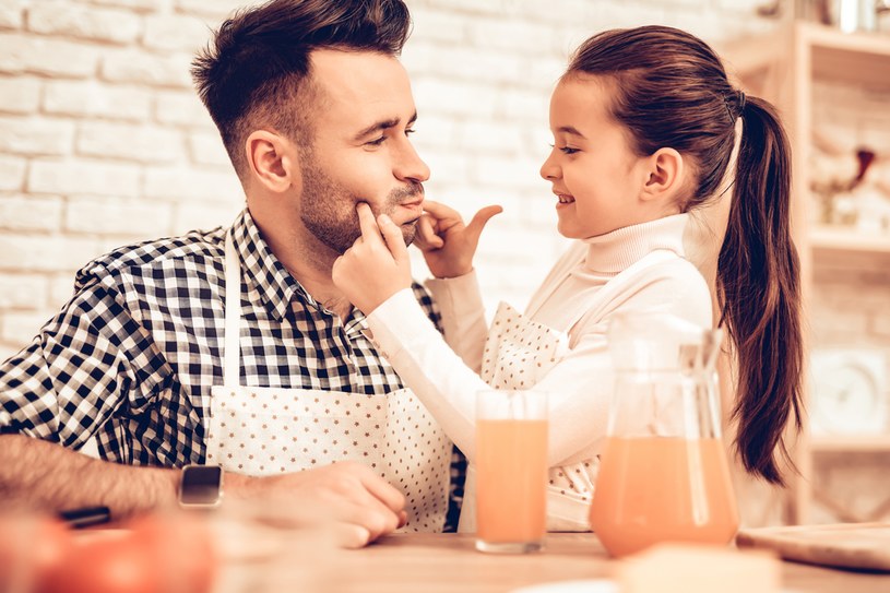 Ojca i córkę często łączy szczególna więź /123RF/PICSEL