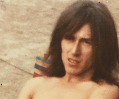 Ojcem aktorki był Peter Watts - menedżer zespołu Pink Floyd. Małżeństwo rodziców Naomi Watts rozpadło się, kiedy przyszła aktorka miała 4 lata; jej ojciec zmarł cztery lata później w wyniku przedawkowania heroiny. Jego śmiech usłyszeć możemy w piosence Pink Floyd "Brain Damage" z albumu "Dark Side of the Moon".