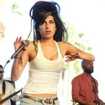 Ojciec Amy Winehouse oskarża jej kochankę i stylistkę. Mowa o milionach