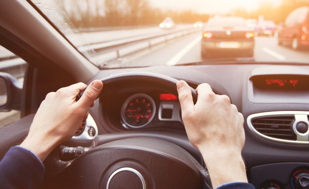 Ojciec dał prowadzić auto pijanemu synowi. 18-latek nie miał prawa jazdy