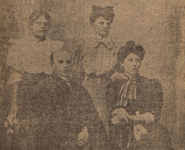 Ojciec Damazy Macoch z Heleną Krzyżanowską i jej siostrami z wydanej w 1912 roku książki dokumentującej proces zabójcy /Biblioteka Narodowa