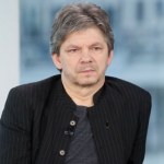 Filip Łobodziński Ojciec Filipa Łobodzińskiego pominął go w testamencie. Dziennikarz nie kryje rozgoryczenia. "Nie powiedział mi"