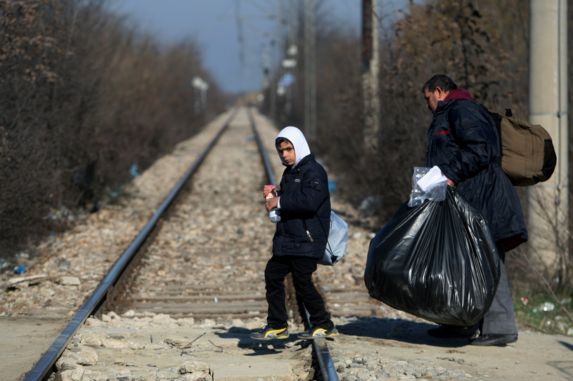 Ojciec i syn na granicy grecko-macedońskiej /AFP