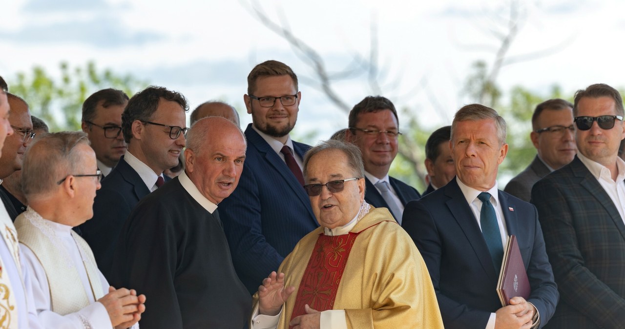 Ojciec Jan Król (po lewej stronie o. Tadeusza Rydzyka) jest jednym z najbliższych współpracowników założyciela Radia Maryja /Karol Porwich/East News /East News