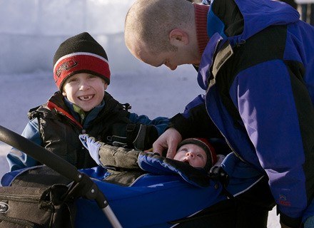 Ojciec na spacerze z synami. Oestersund, 11 lutego 2008 /AFP