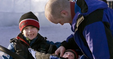 Ojciec na spacerze z synami. Oestersund, 11 lutego 2008 /AFP