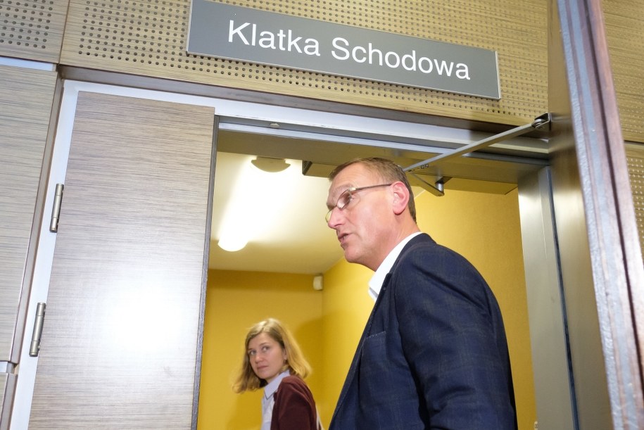 Ojciec nieżyjącego Igora Stachowiaka, Maciej Stachowiak wchodzi do poznańskiej Prokuratury Okręgowej /Jakub Kaczmarczyk /PAP